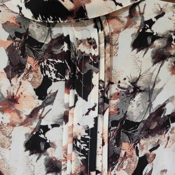 + IN Every Story Floral 3/4 button bell sleeve tunic length tie back top - Picture 9 of 11